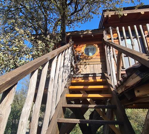 Un escalier en bois pour vous amener à 4m de hauteur-galerie