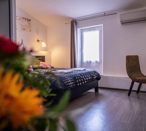 Chambre 3 Lit Fenêtre et fleurs-galerie