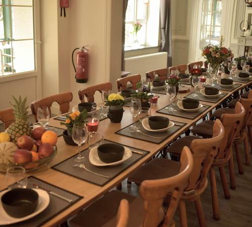 Groot eettafel in massief eik voor groepsmaaltijden en vergaderingen-galerie