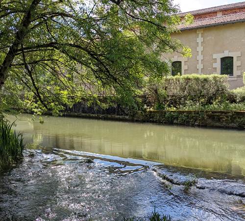 Ancienne distillerie à Pons en bord de Seugne-photo-page
