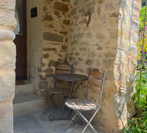 Petite terrasse privative devant l'entrée de la chambre-galerie
