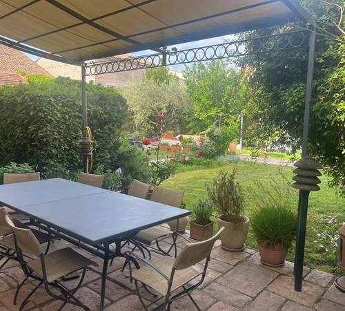 Le petit-déjeuner avec vue sur le jardin de notre maison-photo-page