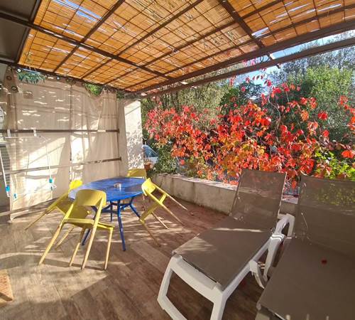 La terrasse ombragée de l'appartement-galerie