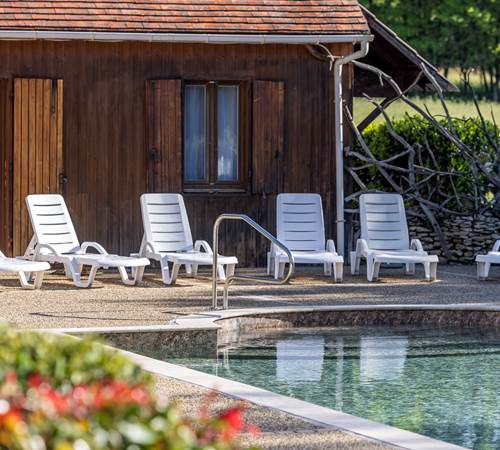 Détente et calme au bord de la piscine