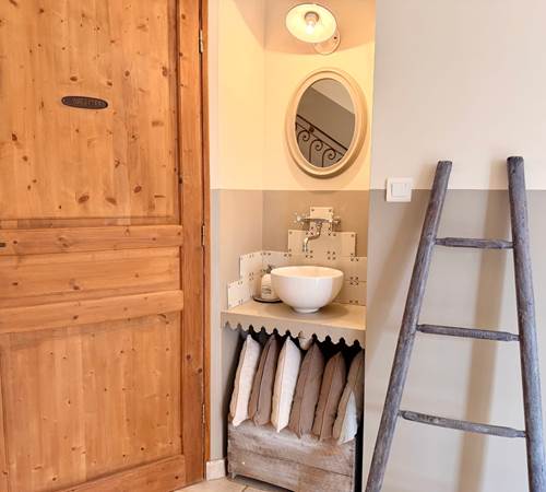 Le lavabo devant les toilettes du rez-de-chaussée-galerie