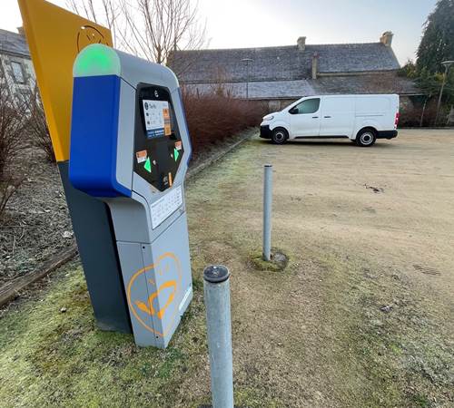 Borne de rechargement au parking -véhicule électrique-photo-page