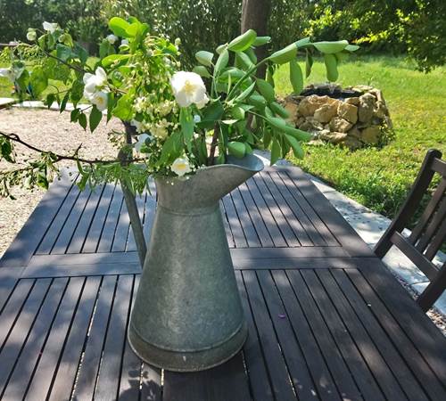 Sur la terrasse à l'ombre du grenadier-galerie