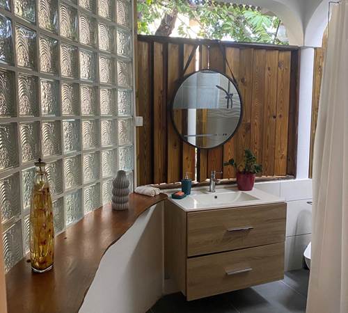 Salle de bain propre et fonctionnelle