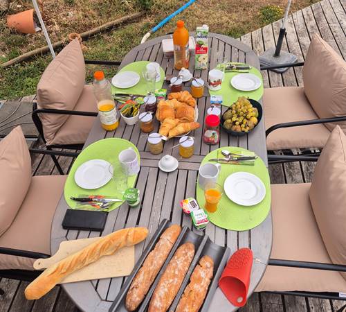 Petit déjeuner pris au jardin.-galerie