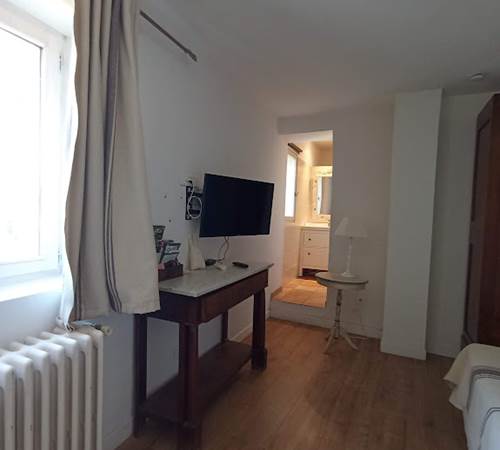 Télévision dans la chambre appartement isle sur la sorgue-galerie