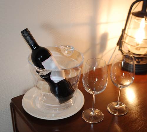 chambre L'R de Rien suggestion de vin Le Ranch des Lacs-galerie