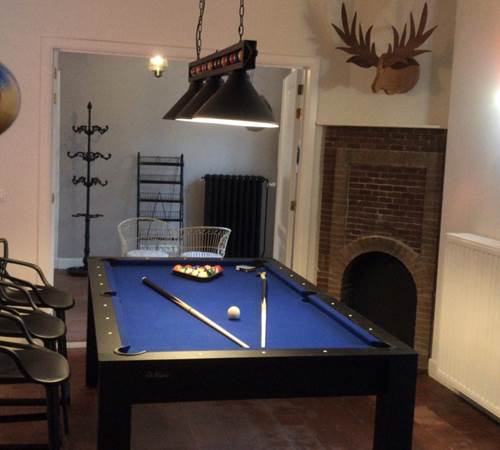 De biljartkamer is een favoriete ontspanningsplek voor groepen na een werkdag-galerie