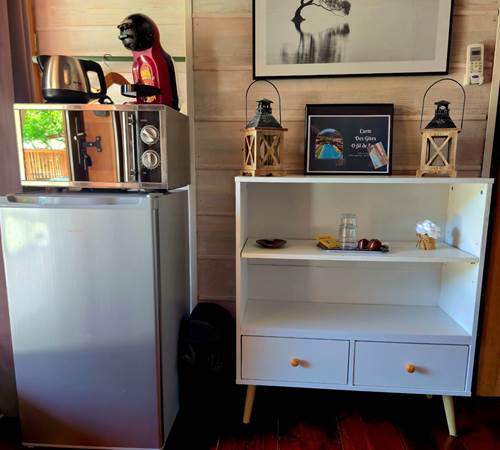 un four micro onde, une bouilloire, une cafetière et un frigo-galerie