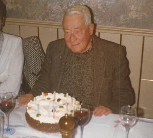 Alden, ému, devant son gâteau d'anniversaire (80 ans), dans le local de Noville.-photo-page