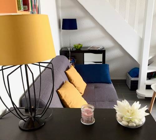 Coin salon avec canapé et décoration intérieure-galerie