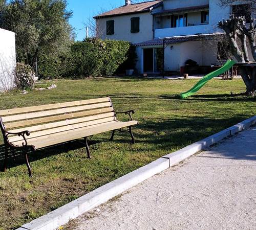 banc au bord du terrain de pétanque-galerie