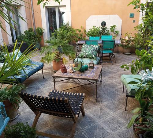 vue de la chambre sur le patio fleuri-galerie