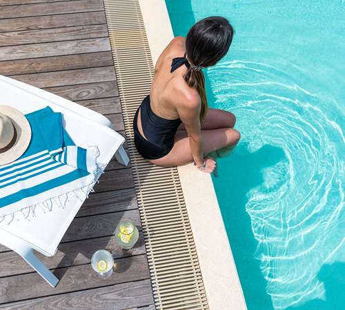Pause détente au bord de la piscine.-galerie