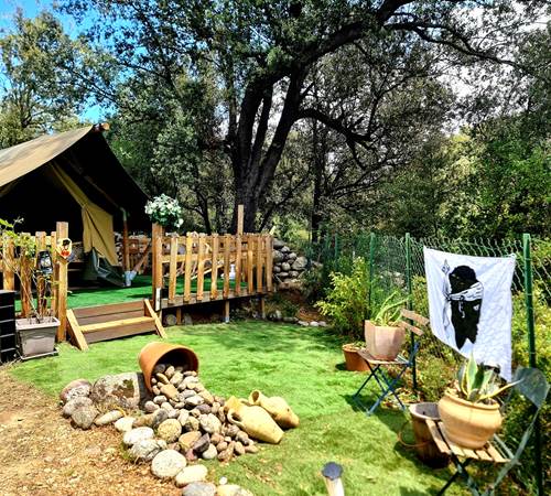 Notre lodge, c'est un petit hébergement toilé avec un beaucoup de charme-galerie