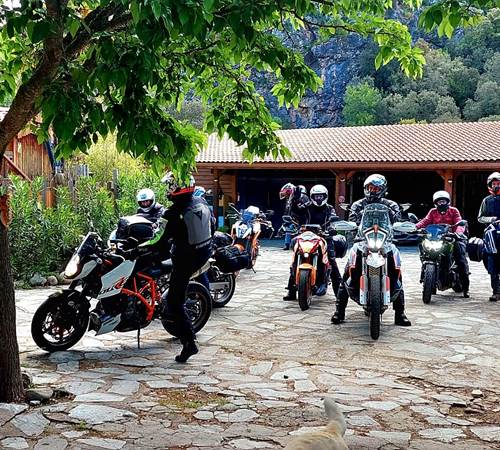 Un grand parking fermé sécurisé, idéal pour les motards et jolies voitures-galerie