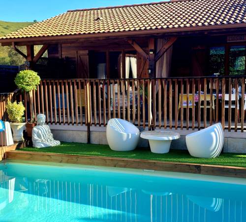 La piscine chauffée avec transats et parasols-galerie