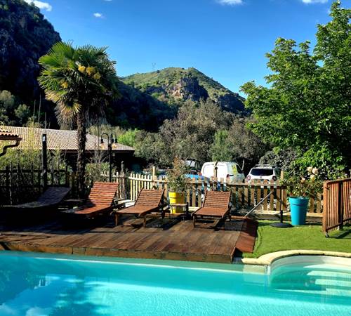La vue montagne imprenable depuis la terrasse-galerie