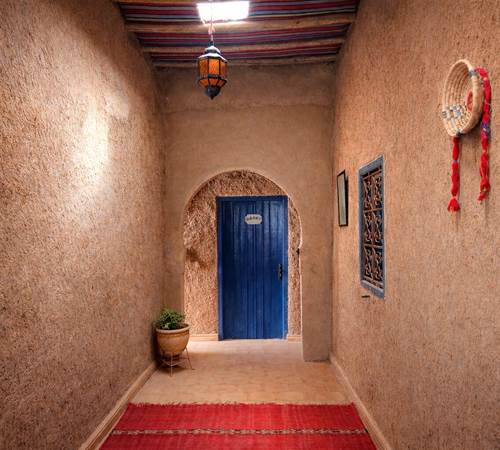Le couloir desservant les chambres depuis le patio