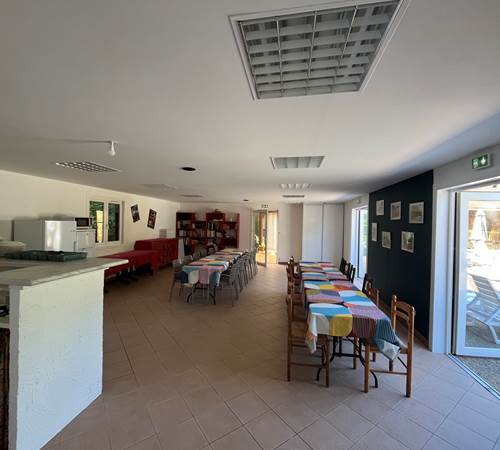 Salle ,pour des repas en famille ou entre amis