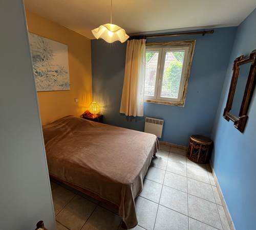 Chambre avec moustiquaire aux fenêtres