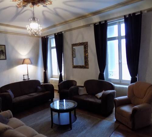 Au 1er étage, grand salon lumineux-galerie