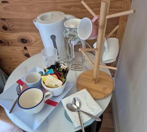 Plateau de convivialité, bouloir, café, thés, sucre à volonté.-galerie