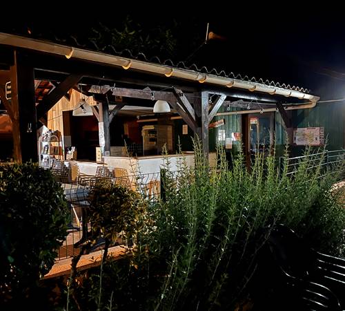coin terrasse avec bar, four et barbecue
