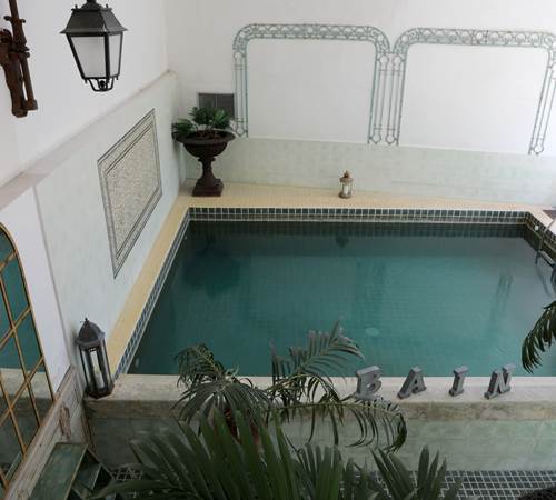 Piscine intérieure chauffée et ses jets massants à Orange-photo-page