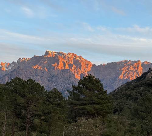 Au pied des montagnes majestueuses-galerie