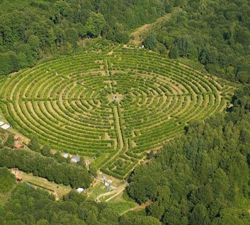 Le Labyrinthe Géant des Monts de Guéret, parc de loisirs construit autour d'un labyrinthe végétal-photo-page
