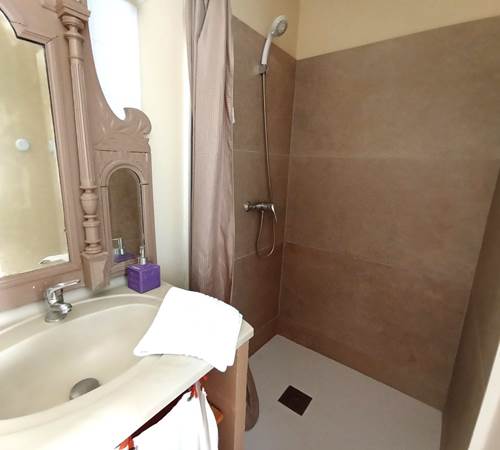 Cévennes - la salle d'eau-galerie