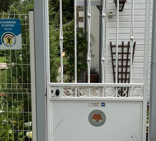 Grille  d'entrée hôtes-galerie