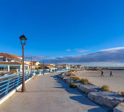 71401861-Amphora-beach-des-Amphores-Saintes-Maries-de-la-Mer-Camargue-Bouches-du-Rhone-Provence-Alpes-Cote-d-Azur-galerie
