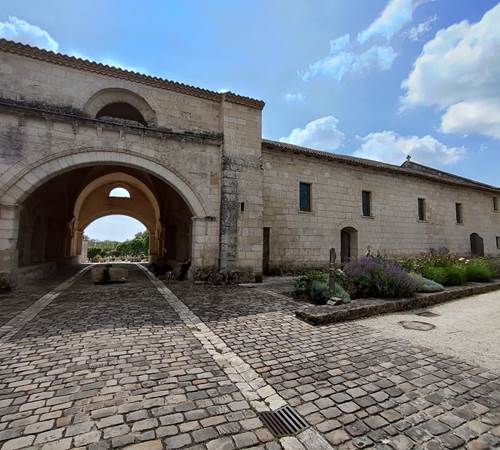 hôpital du 12éme siècle sur le chemin de Saint Jacques à Pons-photo-page