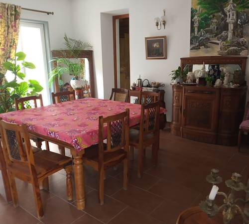 vue du salon salle à manger réservé aux hôtes-photo-page
