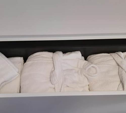 Serviettes de toilettes - peignoirs - espace sanitaire - Le Ranch des Lacs - rénovation 2021-galerie