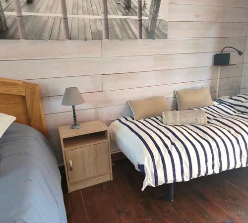 jolie chambre avec 2 lits-galerie