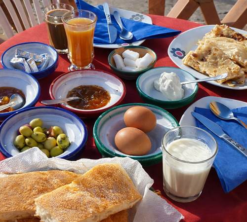 Petit-déjeuner sur la terrasse