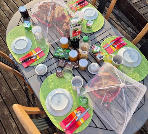 Petit déjeuné pris ensemble au jardin.-galerie