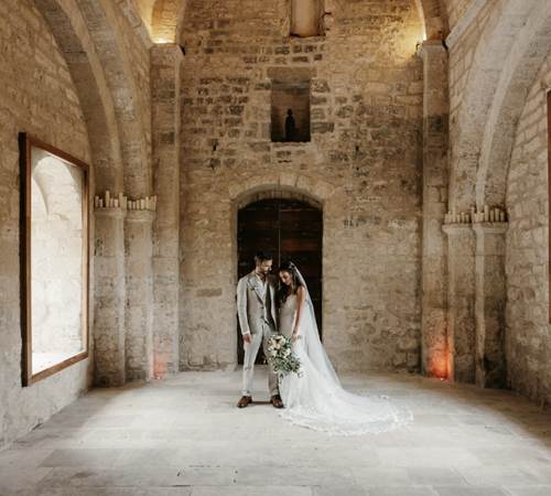 Futurs mariés dans la chapelle du Prieuré-photo-page