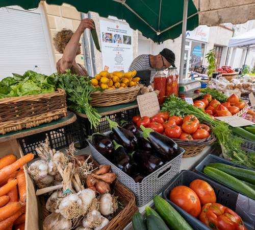 Un bel étalage de légumes au marché de Tonneins
