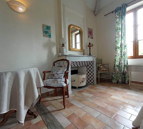 coin table dans la chambre amado-galerie