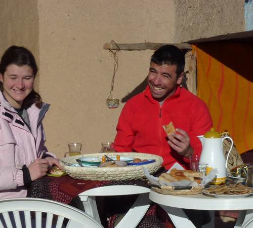 Petit-déjeuner sur la terrasse