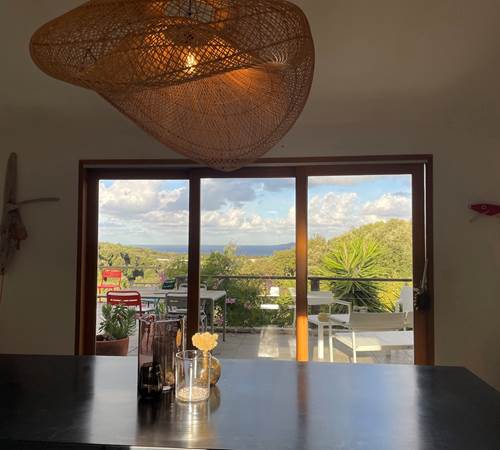 Vue sur la mer depuis le ruone-galerie