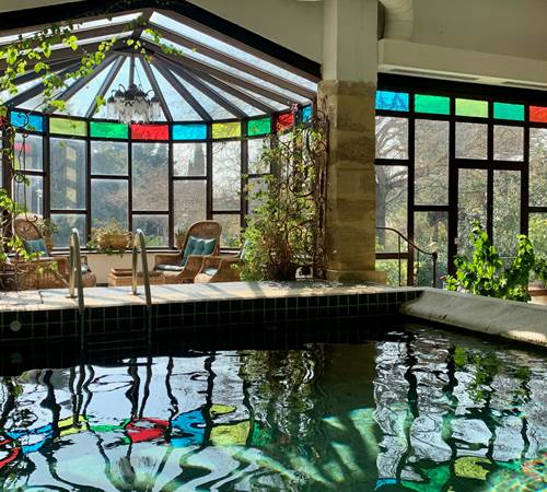 Piscine intérieure chauffée et son jacuzzi dans le Vaucluse-photo-page
